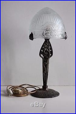 ANCIENNE LAMPE EN FER FORGÉ avec globe en verre pressé moulé a décors papillons