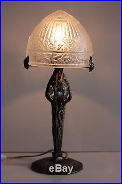 ANCIENNE LAMPE EN FER FORGÉ avec globe en verre pressé moulé a décors papillons