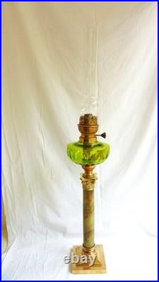 Ancienne Grande Lampe à Pétrole Réservoir Baccarat vert colonne corinthienne
