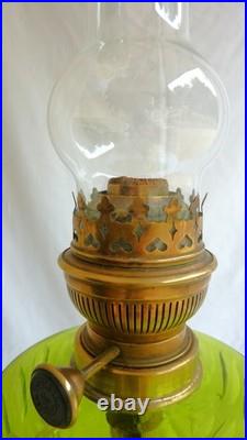 Ancienne Grande Lampe à Pétrole Réservoir Baccarat vert colonne corinthienne