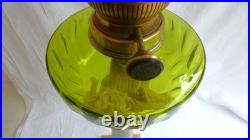 Ancienne Grande Lampe à Pétrole Réservoir Baccarat vert colonne corinthienne