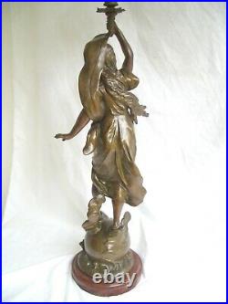 Ancienne Lampe à Pétrole Statue femme signée