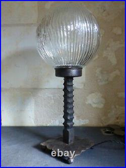 Ancienne lampe ART DECO en fer forgé martelé et globe en verre, vers 1930