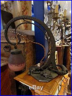 Ancienne lampe de bureau art deco 1930 fer forgé martelé tulipe pate de verre
