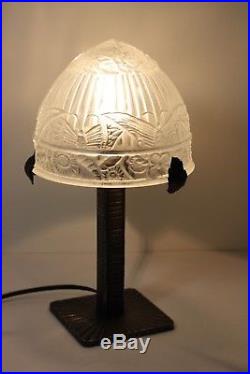 Ancienne lampe fer forgé, ART DÉCO avec globe en verre pressé moulé Décors