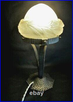 Ancienne lampe fer forgé martelé tulipe verre moulé pressé Art Déco Art Nouveau