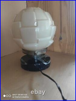 Art Deco Lampe a poser de table globe opaline moderniste pied marbre noir
