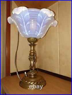 Art Deco Lampe de table pied cherubin de bronze coupelle EZAN opalescente