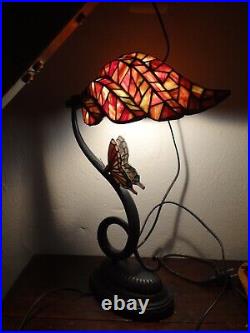 Belle Lampe de Table Tiffany en Forme de Fleur et Papillon Vitraux