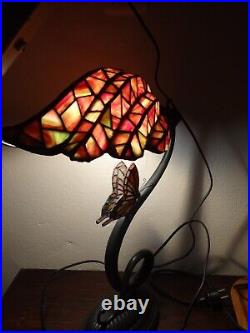 Belle Lampe de Table Tiffany en Forme de Fleur et Papillon Vitraux