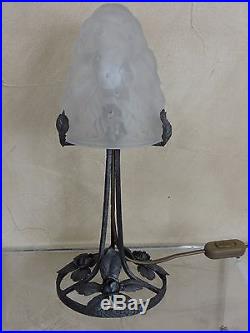 Belle lampe de table ou bureau art déco verre moulé signée Dégué fer forgé