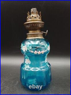 Belle petite lampe à pétrole Art Déco verre soufflé bleu émaillé décor floral