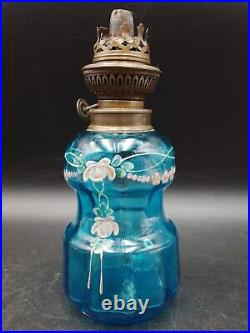 Belle petite lampe à pétrole Art Déco verre soufflé bleu émaillé décor floral