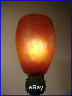 DAUM NANCY Lampe art déco en bronze et tulipe nuagée 1920/1925