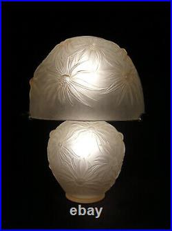 Edmond Etling Grande Lampe Champignon Art Déco Aux Dahlias En Verre Pressé 1930