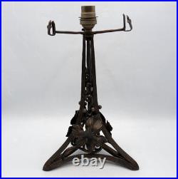 Grand pied de lampe fer forgé martelé décor végétal feuilles de vigne Art Déco