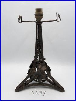 Grand pied de lampe fer forgé martelé décor végétal feuilles de vigne Art Déco