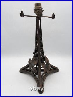 Grand pied de lampe fer forgé martelé décor végétal feuilles de vigne Art Déco