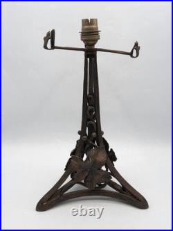 Grand pied de lampe fer forgé martelé décor végétal feuilles de vigne Art Déco