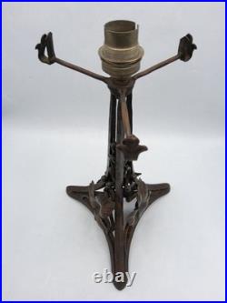 Grand pied de lampe fer forgé martelé décor végétal feuilles de vigne Art Déco