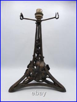 Grand pied de lampe fer forgé martelé décor végétal feuilles de vigne Art Déco