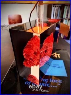 Grande lampe Pierre Giraudon 70's plexiglas à inclusion corail rouge