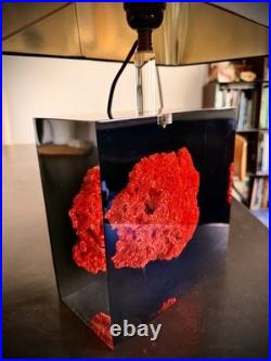 Grande lampe Pierre Giraudon 70's plexiglas à inclusion corail rouge