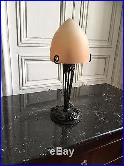 Grande lampe d'époque Art Déco fer patiné globe obus verre dépolis vers 1920