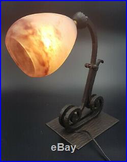 LAMPE ART DECO BUREAU FER FORGE TULIPE PATE DE VERRE signée DEGUE french lamp
