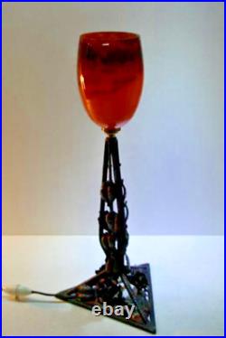 LAMPE EN FER FORGE et TULIPE EN PATE DE VERRE