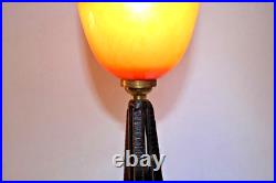 LAMPE EN FER FORGE et TULIPE EN PATE DE VERRE