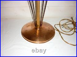 LAMPE tulipe ART DECO Cuivré martelé, doré ciselé, fer forgé. H64,5cm