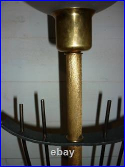 LAMPE tulipe ART DECO Cuivré martelé, doré ciselé, fer forgé. H64,5cm