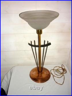 LAMPE tulipe ART DECO Cuivré martelé, doré ciselé, fer forgé. H64,5cm