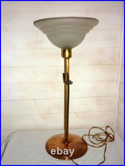 LAMPE tulipe ART DECO Cuivré martelé, doré ciselé, fer forgé. H64,5cm