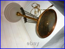 LAMPE tulipe ART DECO Cuivré martelé, doré ciselé, fer forgé. H64,5cm