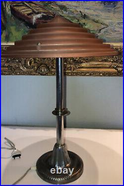 LELEU Lampe en métal argenté & verre satiné à décor de gradins Signée ART DECO