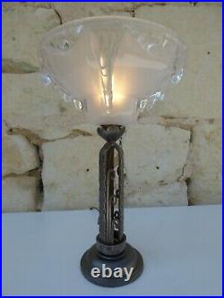 Lampe ART DECO 1920 1930, piétement fer forgé et globe signé EZAN