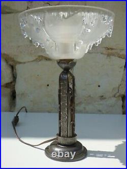 Lampe ART DECO 1920 1930, piétement fer forgé et globe signé EZAN
