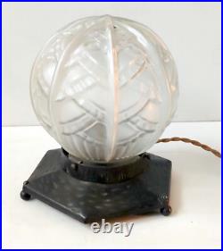 Lampe A Poser Globe Verre Depoli Montage Metal Noir Martele Art Deco