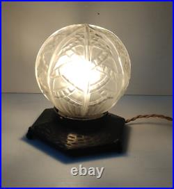 Lampe A Poser Globe Verre Depoli Montage Metal Noir Martele Art Deco