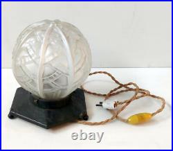 Lampe A Poser Globe Verre Depoli Montage Metal Noir Martele Art Deco
