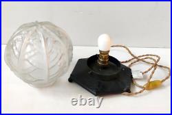 Lampe A Poser Globe Verre Depoli Montage Metal Noir Martele Art Deco