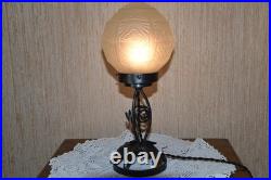 Lampe Art Déco pied fer forgé globe boule en verre pressé moulé en parfait état