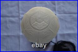 Lampe Art Déco pied fer forgé globe boule en verre pressé moulé en parfait état