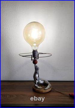 Lampe Art deco figurant une otarie en bronze chromé