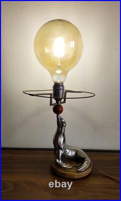 Lampe Art deco figurant une otarie en bronze chromé
