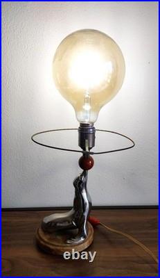 Lampe Art deco figurant une otarie en bronze chromé