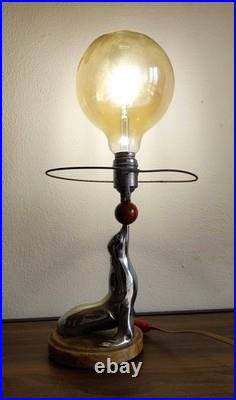 Lampe Art deco figurant une otarie en bronze chromé
