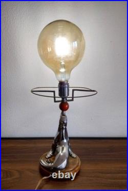 Lampe Art deco figurant une otarie en bronze chromé